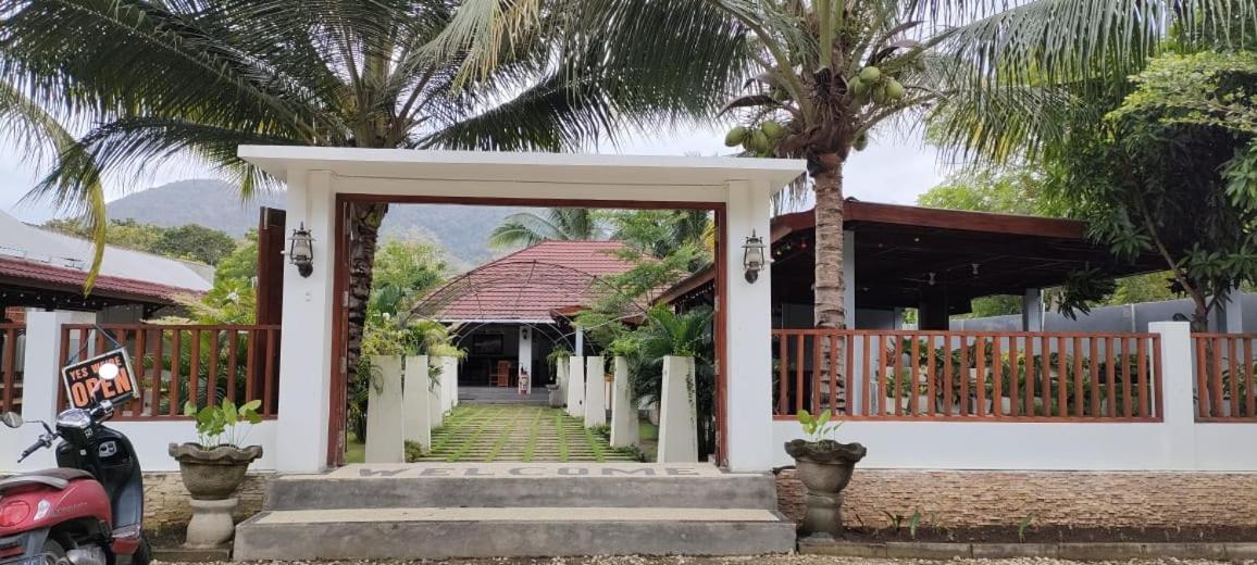 Mama Nings Beach Hotel Sekongkang Esterno foto