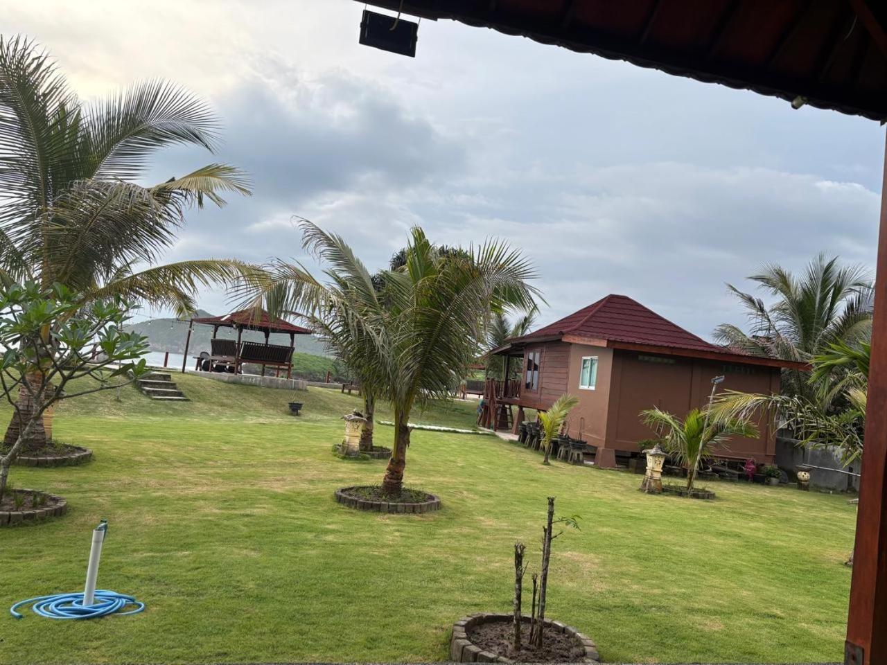 Mama Nings Beach Hotel Sekongkang Esterno foto