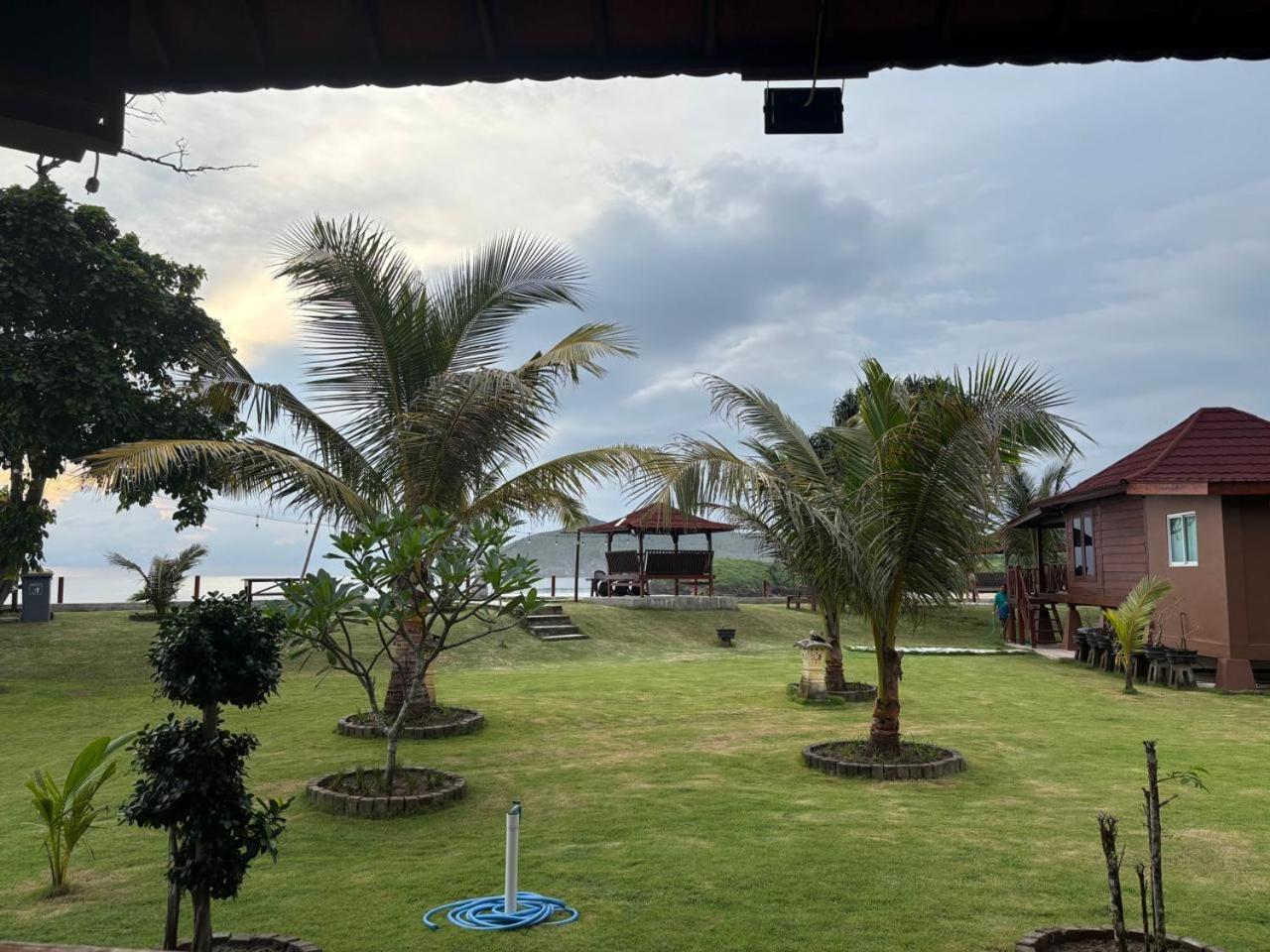 Mama Nings Beach Hotel Sekongkang Esterno foto